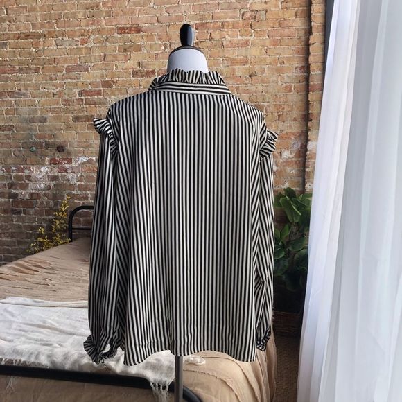 Who What Wear Striped Button Down Blouse Flutter Ruffle Sleeve Top - Picture 3 of 3